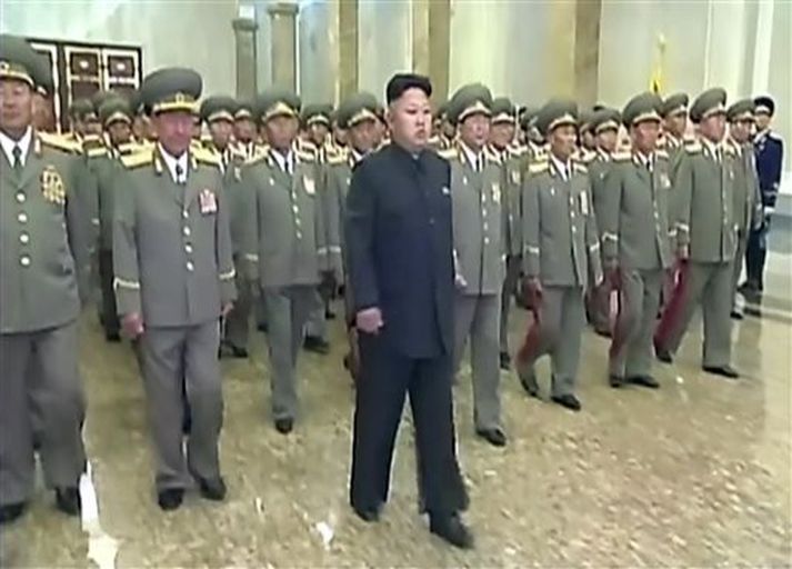 Kim Jong Un, herforingjar hans og marskálkar í Sólarhöllinni í morgun.