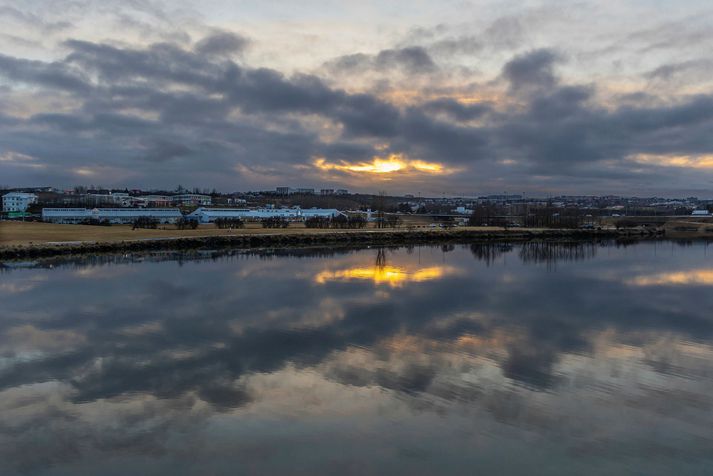 Veðrið ætti að vera milt í dag en búast má við meiri vindi á morgun.