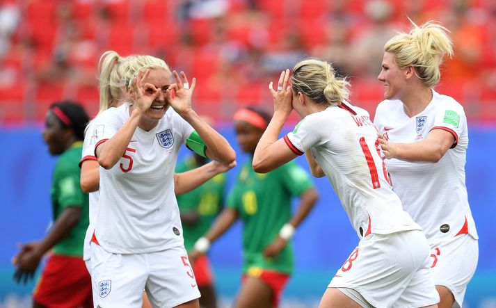 Steph Houghton, fyrirliði Englands, fagnar marki sínu.