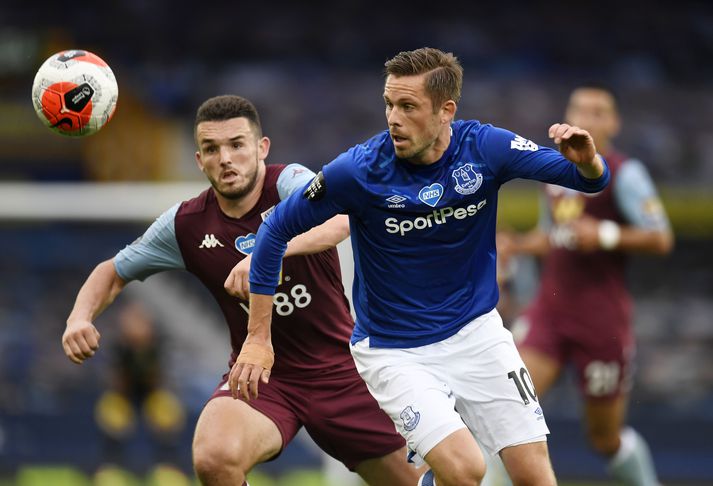 Gylfi Þór Sigurðsson á ferðinni í leiknum gegn Aston Villa í kvöld.