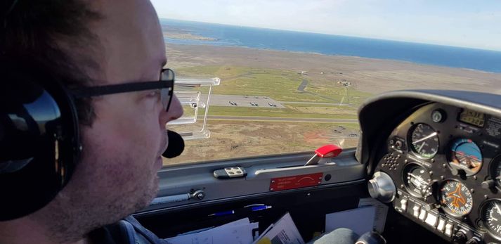 Smári sagðist ætla að fylgjast grannt með gangi mála og gera sitt besta til að ekkert fari úr böndunum. Hann virti fyrir sér viðbúnaðinn í morgunn.