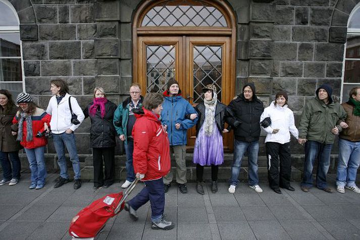 Mótmælendur teknir höndum Í búsáhaldabyltingunni ofbauð mörgum borgaranum hversu hart var sótt að stofnunum löggjafar- og framkvæmdarvaldsins og að lögreglumönnum. fréttablaðið/pjetur