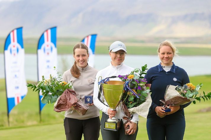Eva Kristinsdóttir (til vinstri) leiðir eftir fyrsta dag Íslandsmótsins í golfi.