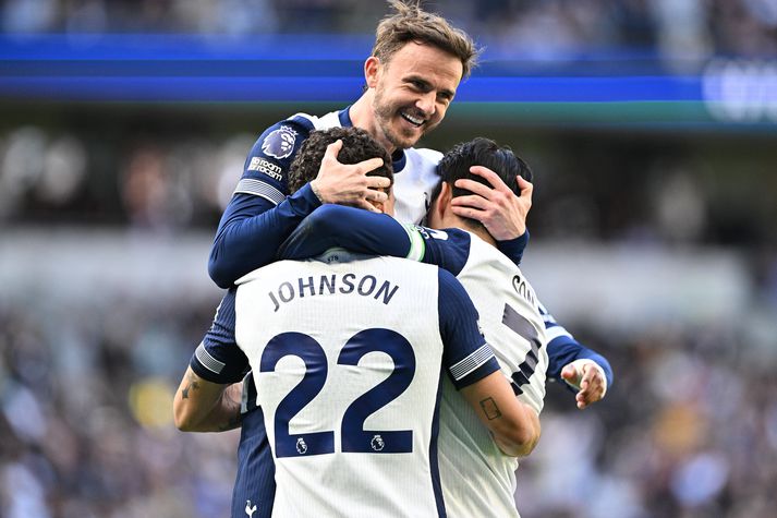 James Maddison fagnar öðru marka Brennan Johnson í 3-1 sigri Tottenham Hotspurs á Southampton.