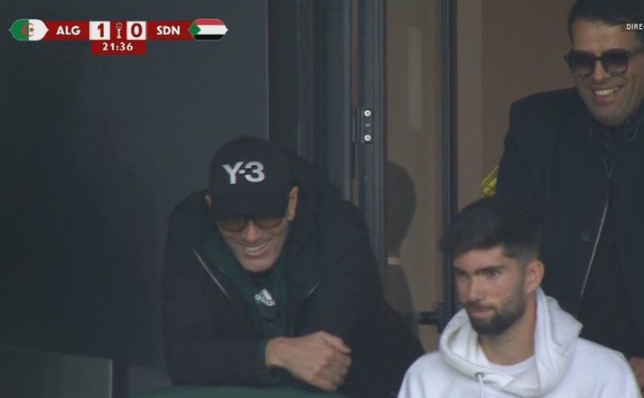 Zidane eldri og fyrir framan hann er einn fjögurra sona hans, Theo, er þeir fylgjast með Luca Zidane halda hreinu í fyrsta leik hans á stórmóti.