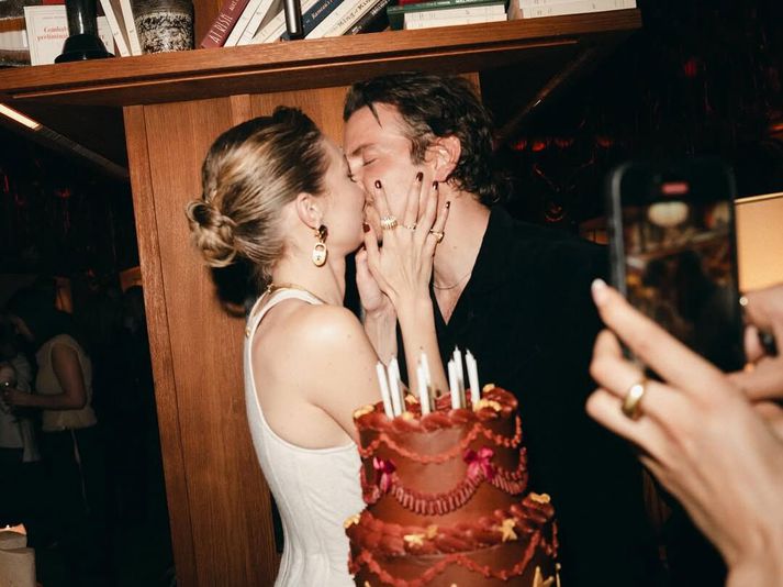 Fyrirsætan Gigi Hadid fagnaði 30 ára afmlæli sínu í vikunni. Í tilefni þess birti hún fyrstu myndina af kærasta sínum Bradley Cooper á samfélagsmiðlum. Parið byrjaði saman árið 2023 en hefur haldið sambandinu utan sviðsljóssins.