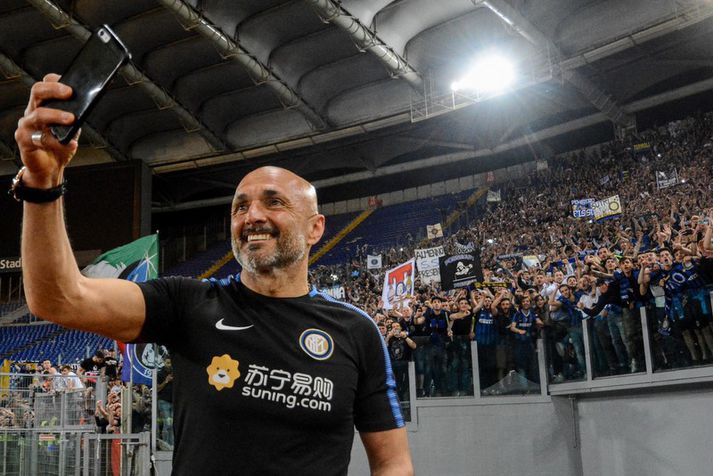 Luciano Spalletti tekur af sér sjálfu með stuðningsmönnum Inter.