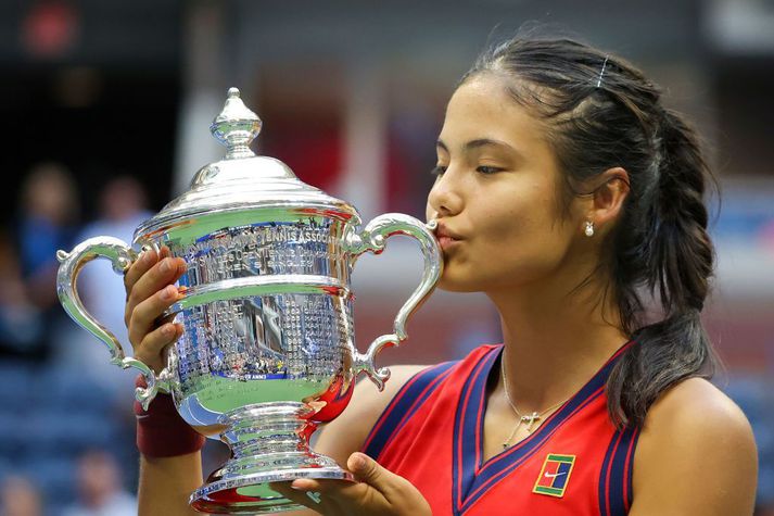 Emma Raducanu smellir kossi á verðlaunagripinn eftir að hafa unnið US Open.