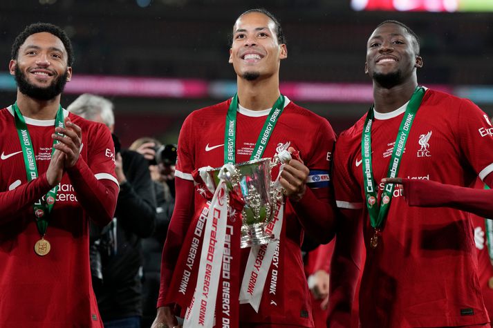 Virgil van Dijk skælbrosandi með enska deildabikarinn á Wembley í gær.