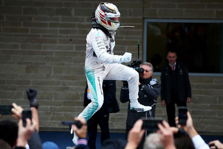 Lewis Hamilton var gríðarlega kátur eftir keppnina.