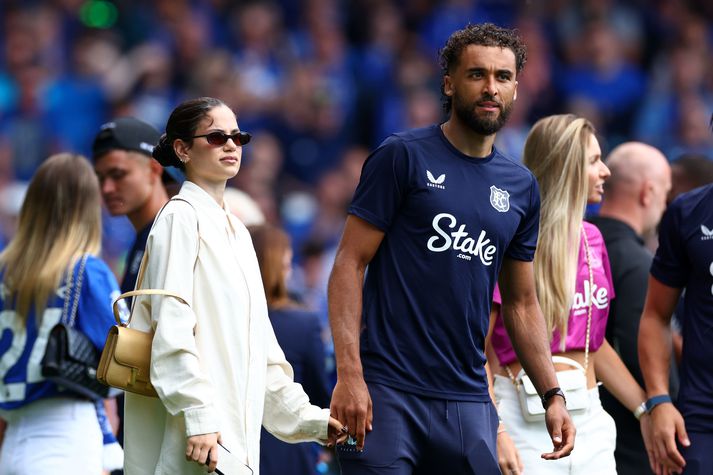 Dominic Calvert-Lewin ásamt eiginkonu sinni eftir síðasta leik karlaliðs Everton á Goodison Park.
