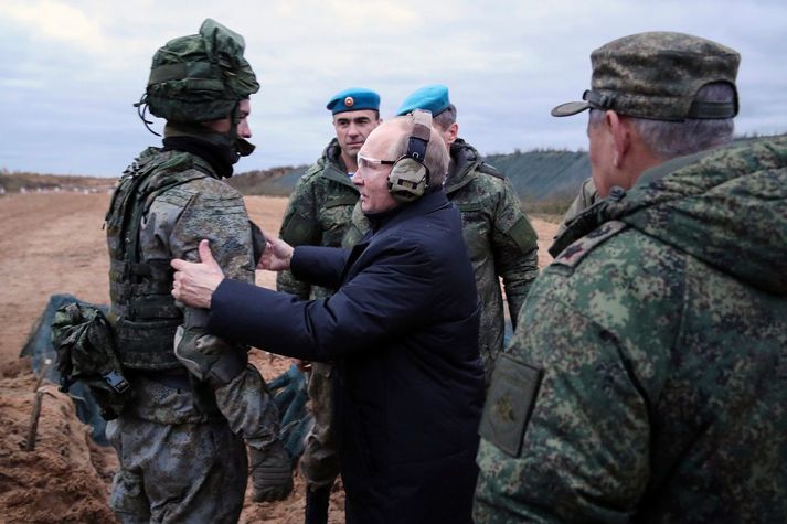 Vladimír Pútín, forseti Rússlands, ræðir við nýja hermenn í þjálfurnarstöð Rússa í Ryazan-héraði.