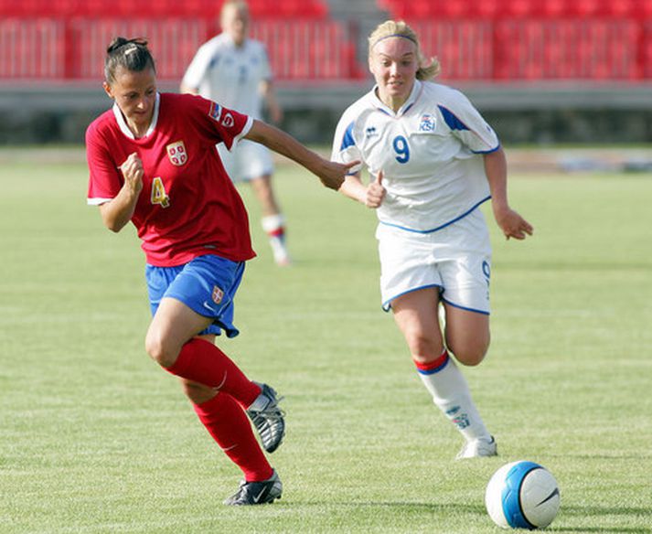 Margrét Lára Viðarsdóttir á fullum spretti í landsleiknum í Serbíu í gær.