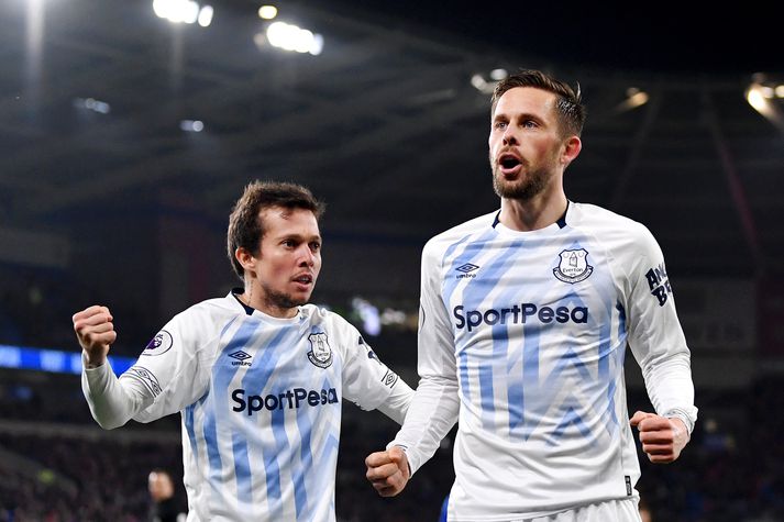 Gylfi fagnar markinu ásamt Bernard.