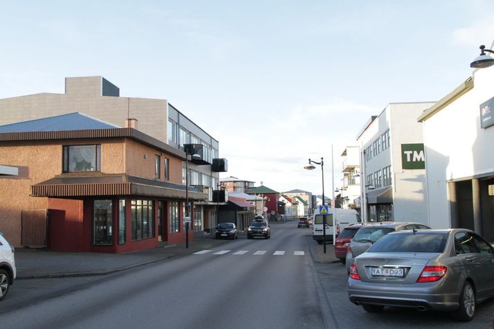 Maðurinn gekk eftir Hafnargötunni og sýndi einkennilega tilburði.