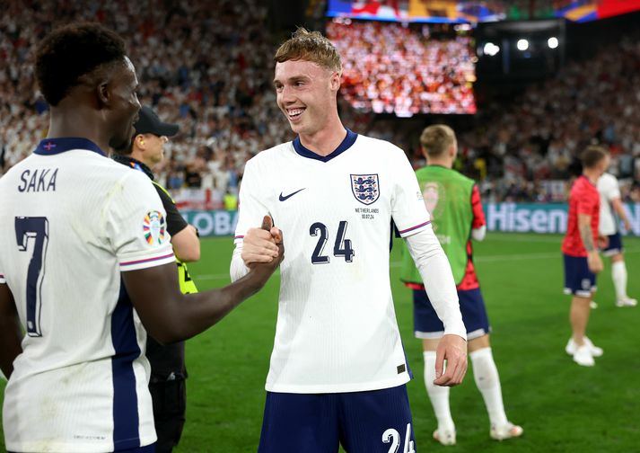 Bukayo Saka og Cole Palmer fagna sigri á Hollandi í undanúrslitaleiknum.