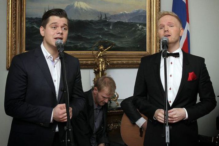 Friðrik Ómar og Jógvan sungu nokkur vel valin lög fyrir forsetann á Bessastöðum.
fréttablaðið/gva