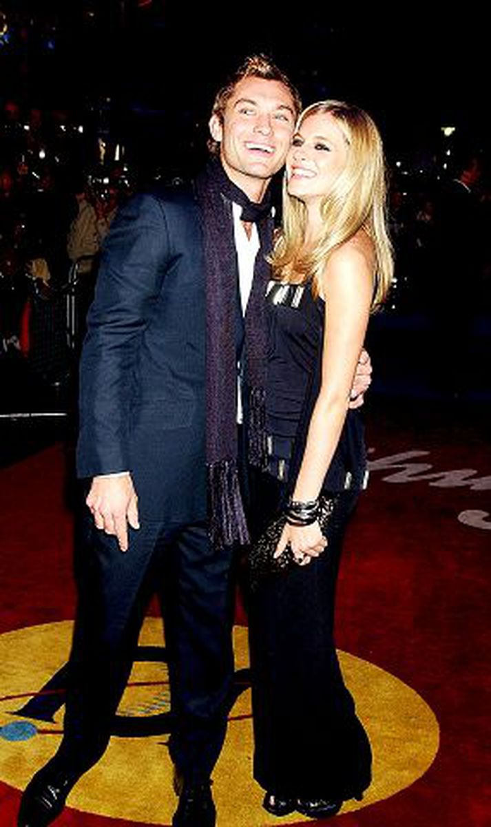 Jude Law og Sienna Miller gengu í gegnum erfitt tímabil þegar hann hélt framhjá henni. Þau hafa nú jafnað ágreining sinn og eru yfir sig ástfangin hvort af öðru.