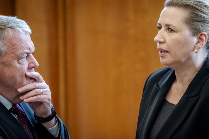Mette Frederiksen (t.h.) og Lars Løkke Rasmussen (t.v.) reyna nú að klambra saman ríkisstjórn í Danmörku. Um einn og hálfur mánuður er frá þingkosningunum og stefnir í að stjórnarmyndunarviðræðurnar verði þær lengstu í danskri samtímasögu.