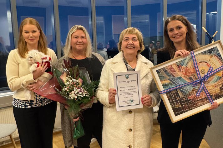 Á myndinni eru frá vinstri: Sigrún Þórarinsdóttir sviðsstjóri velferðarsviðs, Dagbjört Rún Guðmundsdóttir, skrifstofustjóri barnaverndarþjónustu, Svanhildur Sif Haraldsdóttir og Ásdís Kristjánsdóttir bæjarstjóri.