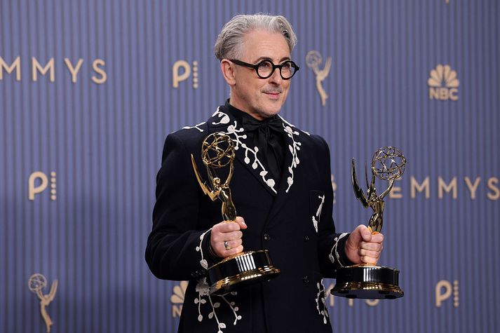 Alan Cumming með Emmy verðlaun fyrir Traitors raunveruleikaþættina.