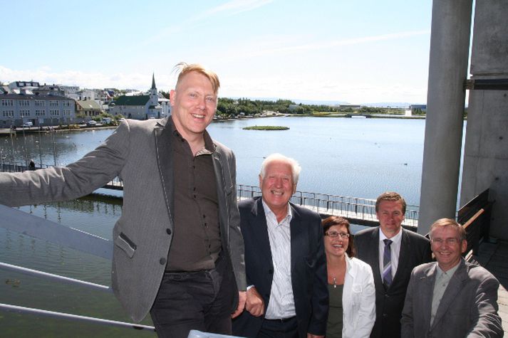 Að undirskrift lokinni f.v. Jón Gnarr, borgarstjóri, Guðmundur Hallvarðsson, stjórnarformaður Sjómannadagsráðs, Stella Kr. Víðisdóttir, sviðsstjóri, Pétur Magnússon, forstjóri Hrafnistu og Ásgeir Ingvason, forstjóri Sjómanndagsráðs.