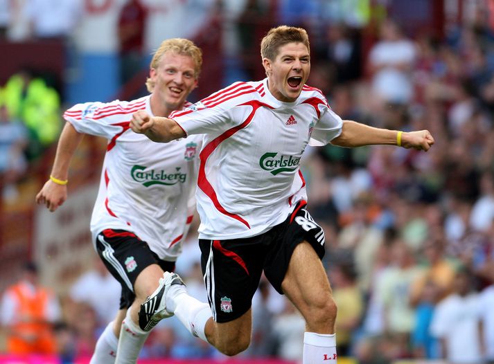 Gerrard fagnar marki sínu gegn Aston Villa í fyrstu umferð.