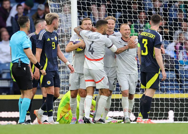 Íslensku strákarnir fagna öðru marki sínu eftir að Lewis Ferguson setti boltann í eigið net í viðureign Skotlands og Íslands.