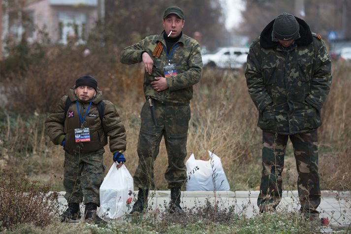 Aðskilnaðarsinnar standa vörð nærri Donetsk.