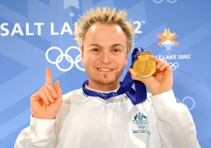  Steven Bradbury með Ólympíugullið sem hann vann á Vetrarólympíuleikunum í Salt Lake City árið 2002.