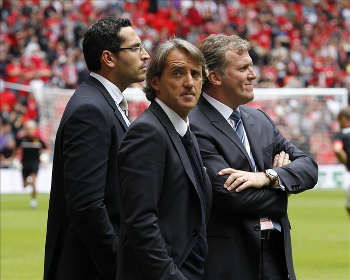 Mancini ásamt Mubarak stjórnarformanni og Garry Cook framkvæmdastjóra.