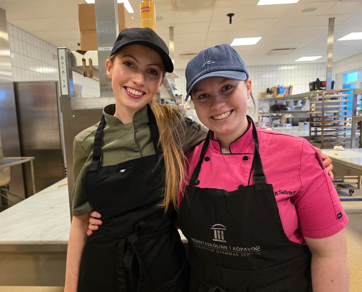 Guðbjörg Salvör Skarphéðinsdóttir, nemandi í bakaraiðn (t.h.) og Kara Sól Ísleifsdóttir,  nemandi í bakaraiðn, sem gefa náminu í skólanum sína bestu einkunn. 