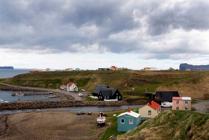 Almannavarnir í Skagafirði, í samráði við snjóflóðavakt Veðurstofunnar, hafa ákveðið að loka svæðinu norðan göngubrúar í Hvosinni á Hofsósi vegna snjóflóðahættu. 