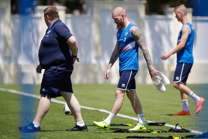 Aron Einar Gunnarsson svarar því á morgun hvort hann sé klár í slaginn.