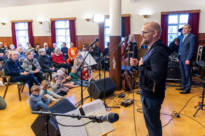 Ísleifur Þórhallsson hátíðarstjóri Iceland airwaves setti hátíðina venju samkvæmt á hjúkrunarheimilinu Grund.