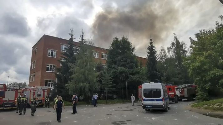 Reykur stígur upp frá athafnasvæði Zargorsk-verksmiðjunnar í bænum Sergjev Posad, norðaustur af Moskvu.