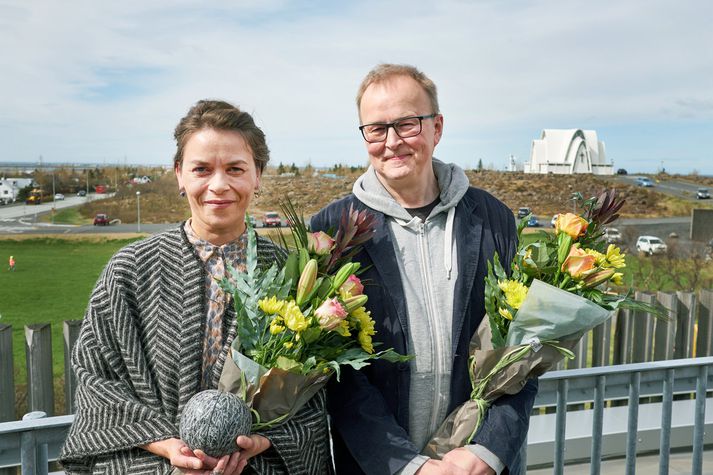 Margrét og Sigtryggur alsæl með heiðurinn og blómin.