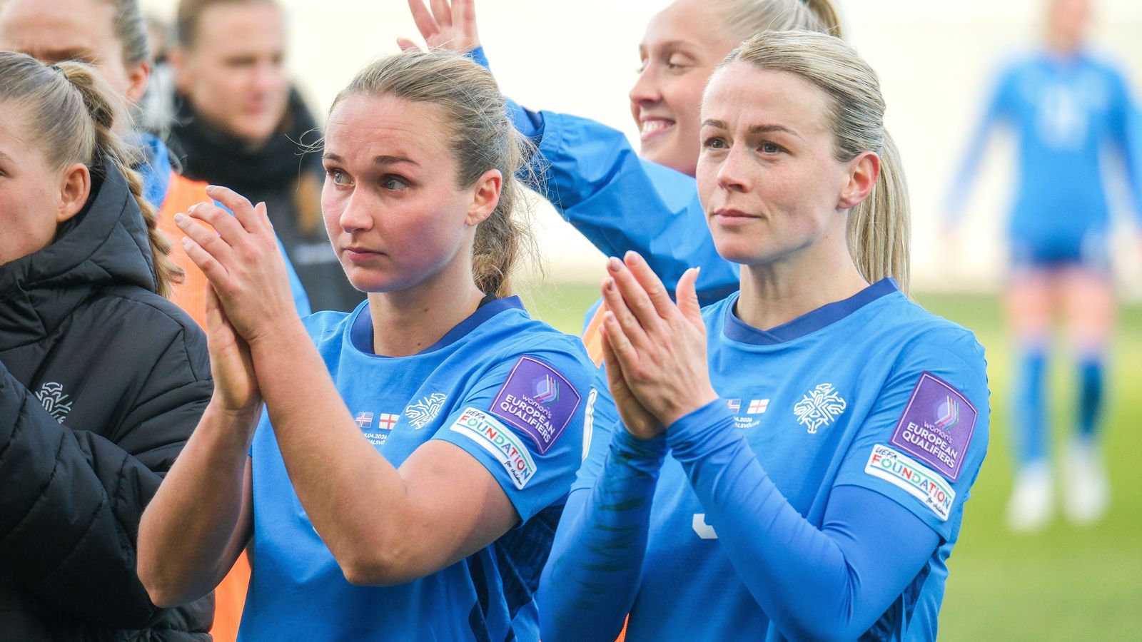 Ís­land niður um sæti en berst við tvö af þremur bestu í heimi