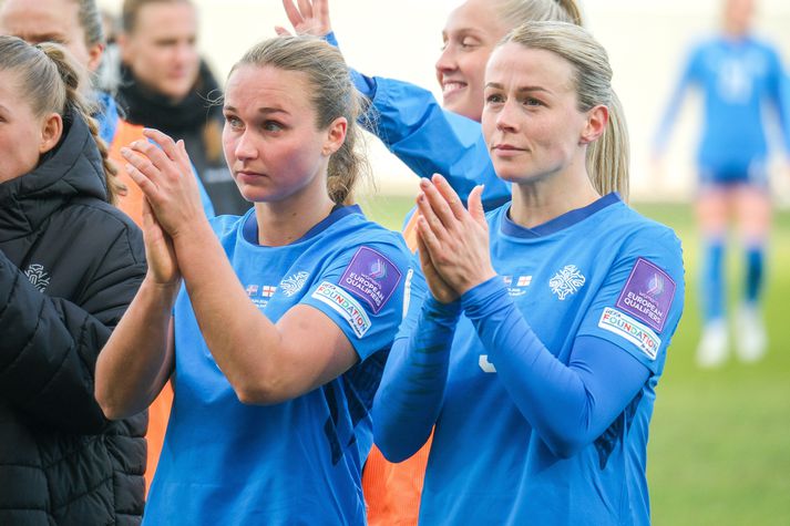 Alexandra Jóhannsdóttir og Sandra María Jessen voru auðvitað svekktar eftir tapið gegn Englandi í ljósi þess hve nálægt íslenska liðið var því að ná í stig úr leiknum.