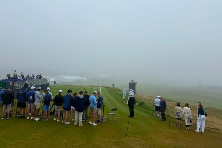 Mikil þoka er á Shinnecock vellinum þar sem að U.S. Open fer fram.