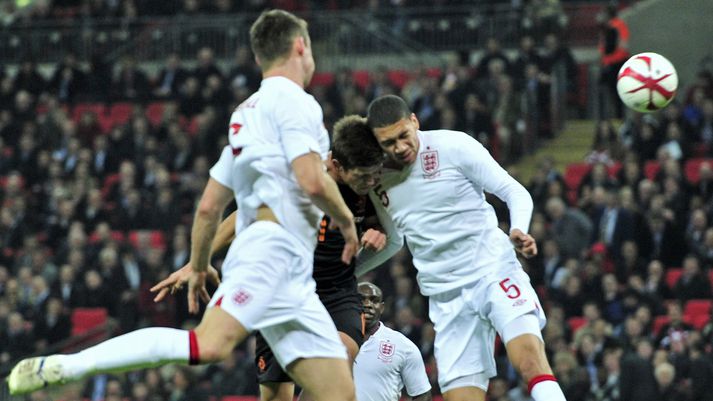 Chris Smalling varnarmaður enska landsliðsins og Englandsmeistaraliðs Manchester United lenti í miklu samstuði á Wembley í gærkvöld.