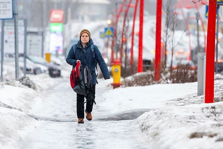 Þessi hefur útvegað sér mannbrodda, sem fleiri ættu að taka sér til fyrirmyndar.