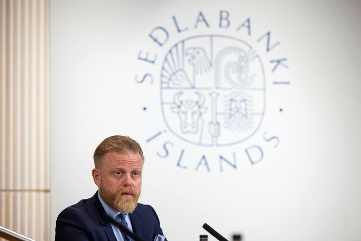 Seðlabankastjóri segist „skilja að stjórnvöld vilji taka varfærin skref“ við að rýmka fjárfestingarheimildirnar en til framtíðar litið telji hann samt að skipting milli erlendra og innlendra eigna sjóðanna eigi ekki að skipta miklu máli.