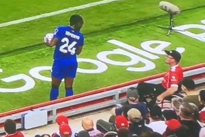 Þessi 47 ára maður var handtekinn og má ekki kom nálægt fótboltavöllum á næstunni.