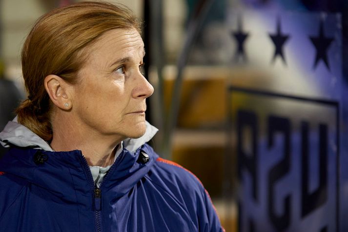 Jill Ellis fær ekki jafnvel greitt og karlarnir þrátt fyrir að ná miklu betri árangri.