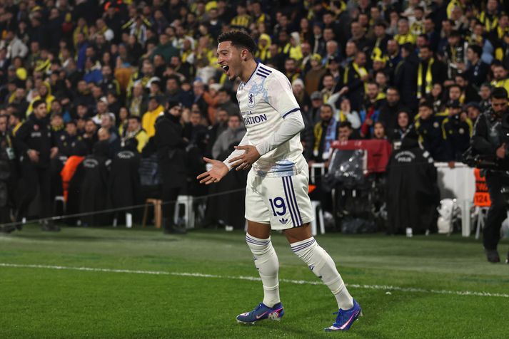 Jadon Sancho fagnar hér sigurmarki sínu fyrir Aston Villa í Istanbúl í kvöld.