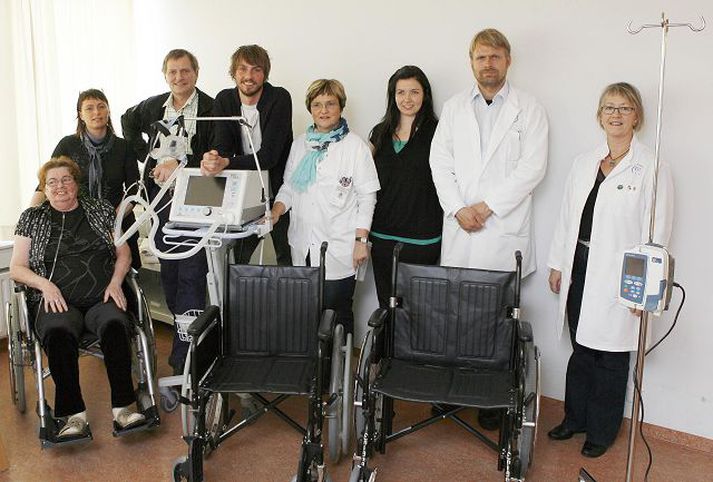 Þorbjörg og fjölskylda með starfsfólki HSS við tækin góðu. Þeir sem vilja leggja söfnuninni lið geta lagt inn á 542-14-401515, kennitala 061051-4579.