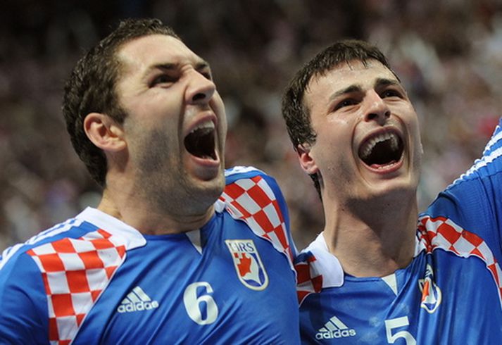 Króatarnir Blazenko Lackovic og Vedran Zrnic fagna sigrinum á Svíum í gærkvöldi.