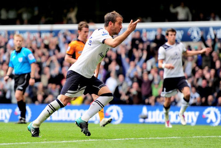 Rafael van der Vaart fagnar marki í leik með Tottenham.