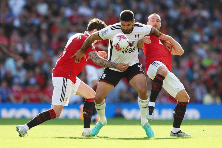 Aleksandar Mitrovic í leik með Fulham á móti Manchester United á Old Trafford.